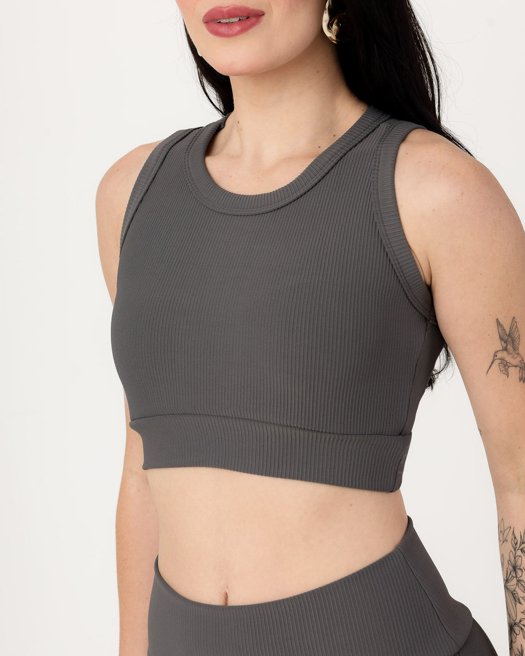 Conjunto Canelado Relevo 3D Cropped Regata e Short Cintura Alta Modelador Cinza Médio (3)