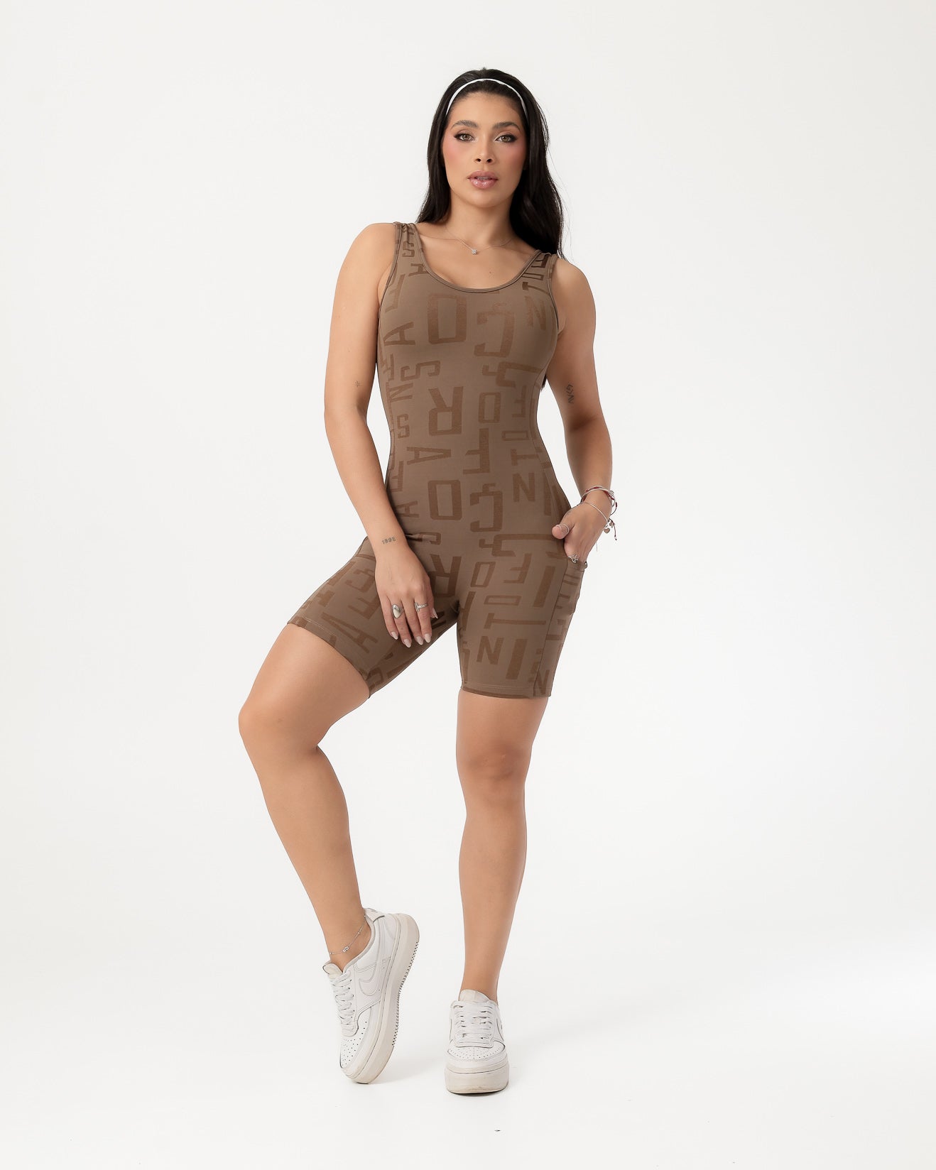 Macaquinho Jacquard Texturizado com Bolso Marrom (1)