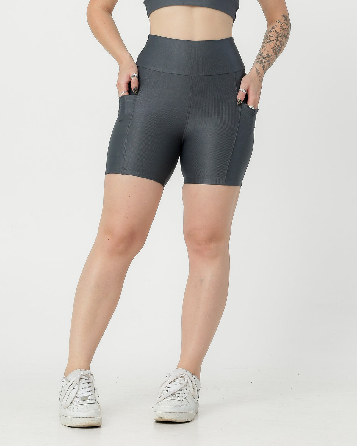 Short Canelado com Bolso Poliamida Cinza Médio (1)